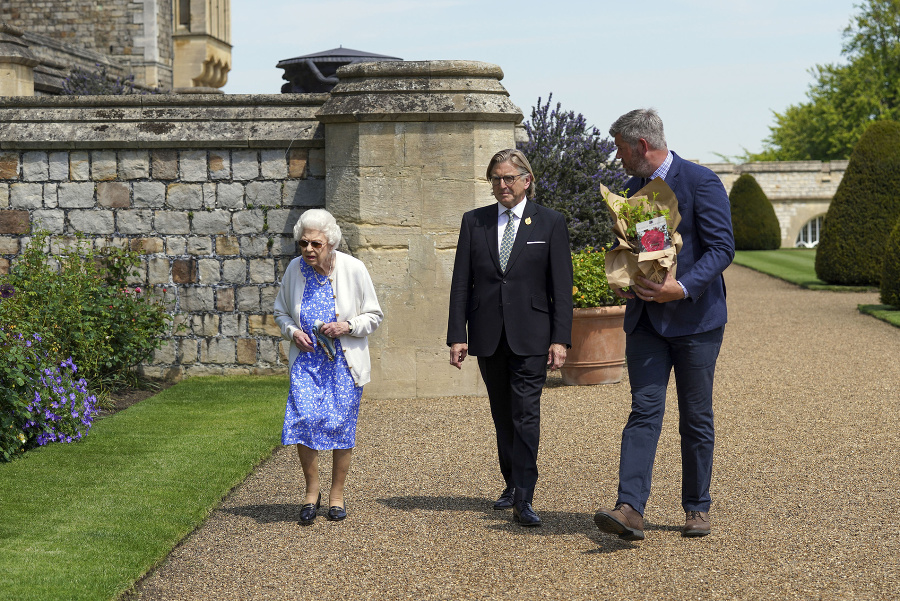 Britská kráľovná dostala ružu