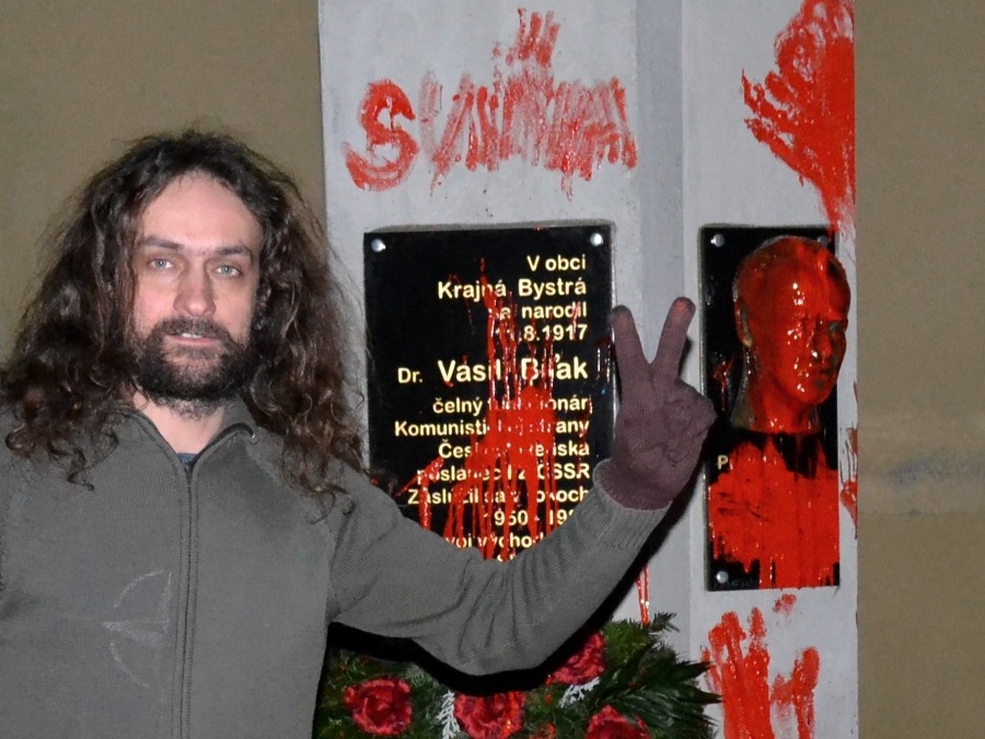 Výtvarník Ľuboš Lorenz s jeho vtedajším kolegom Petrom Kalmusom pomaľovali 16. novembra 2015 v obci Krajná Bystrá (okr. Svidník) bustu komunistického papaláša Vasiľa Biľaka.