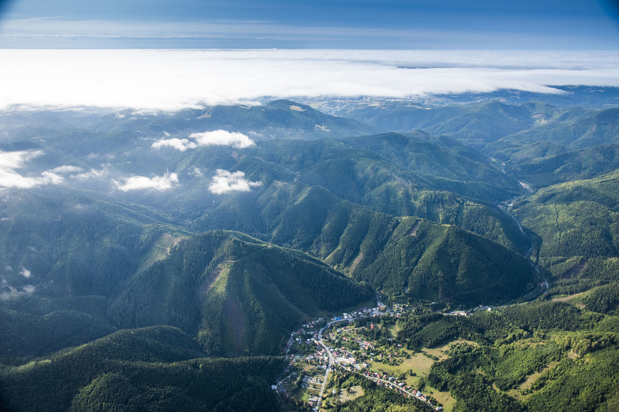 Banská Bystrica, kde začíname aj končíme naše putovanie krížom-krážom po Slovensku, je obklopená horami. V jej susedstve sú národné parky Veľká Fatra a Nízke Tatry.