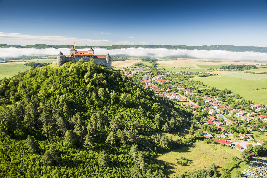 Hrad Krásna Hôrka je ozdobou južnej časti východného Slovenska. Kúzlo tohto kraja dotvára aj kaštieľ v neďalekej obci Betliar.