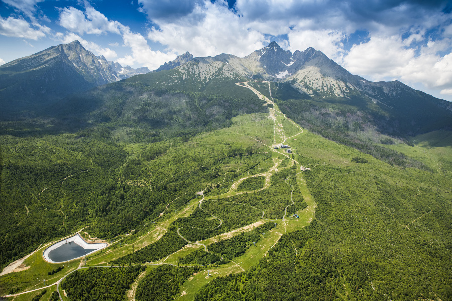 Vysoké Tatry sú nepochybne jednou s najväčších dominánt našej krajiny. Počas cesty ich uvidíme z viacerých strán, toto je pohľad na ich východnú časť.