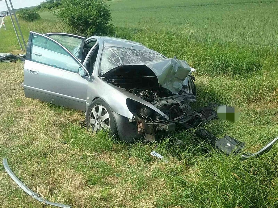 Pri čelnej zrážke osobných motorových vozidiel sa zranilo spolu päť ich pasažierov.