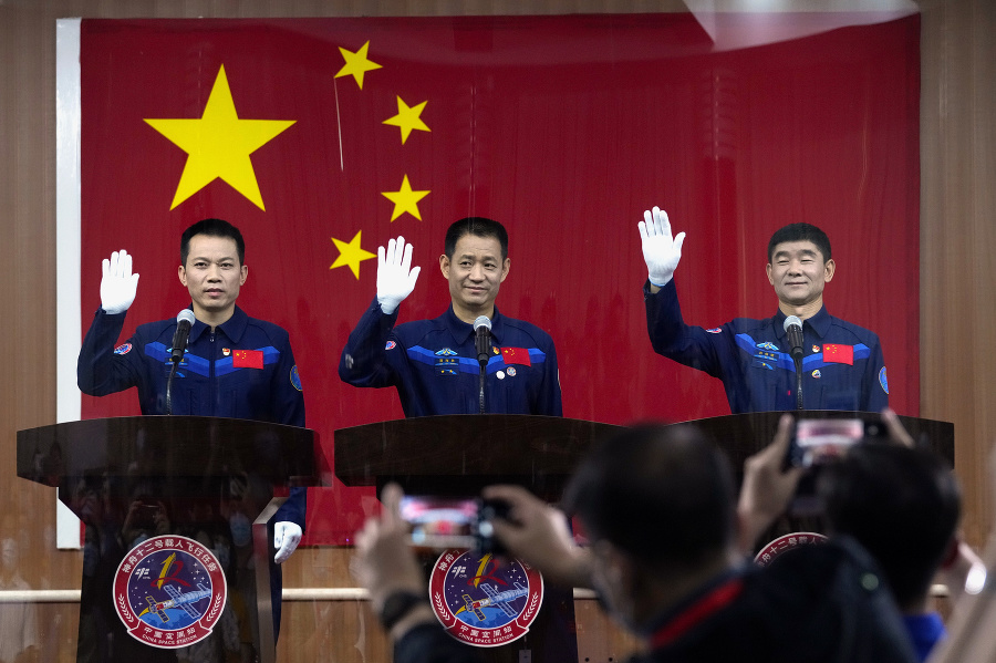 Činski astronauti zľava Tchang