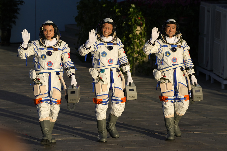 Čínski astronauti zľava Tchang
