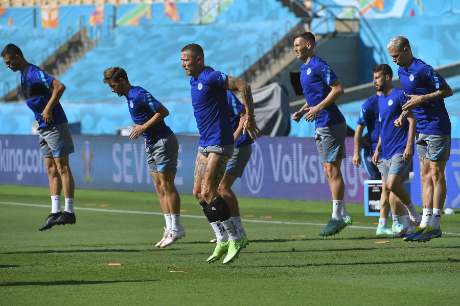 Slovenskí futbalisti počas tréningu pred zápasom so Španielskom v Seville.