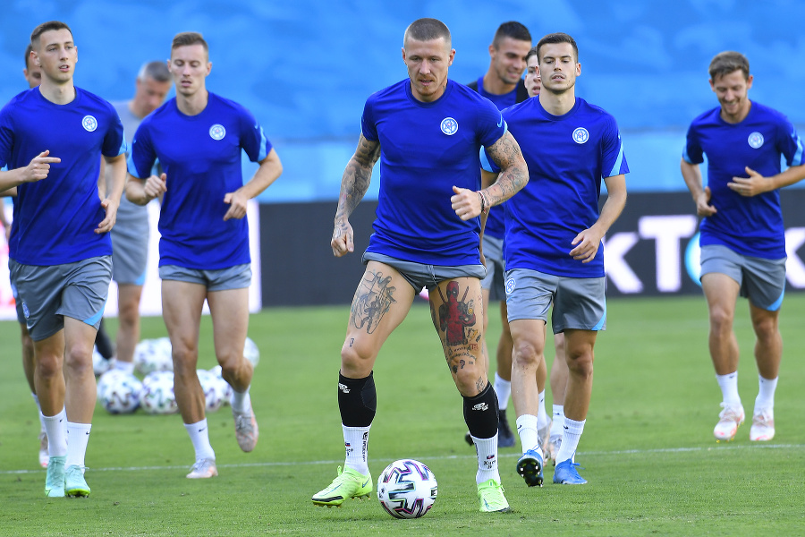Slovenskí futbalisti počas tréningu pred zápasom so Španielskom v Seville.