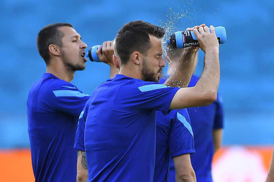 Slovenskí futbalisti počas tréningu pred zápasom so Španielskom v Seville.
