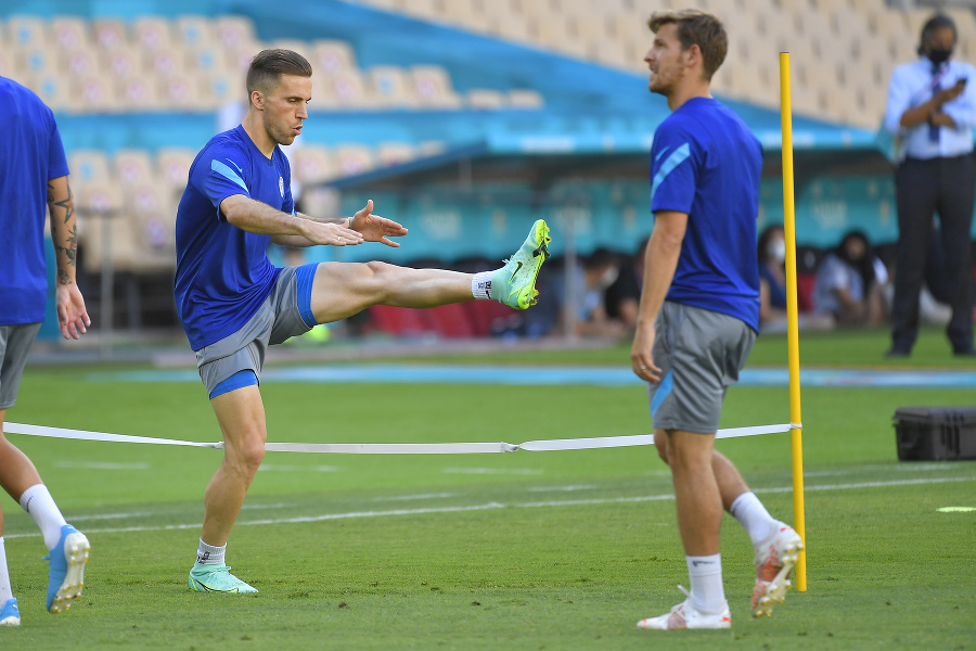 Slovenskí futbalisti počas tréningu pred zápasom so Španielskom v Seville.