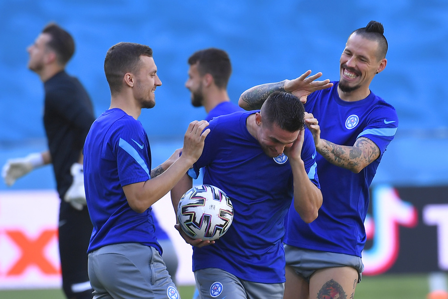 Slovenskí futbalisti počas tréningu pred zápasom so Španielskom v Seville.