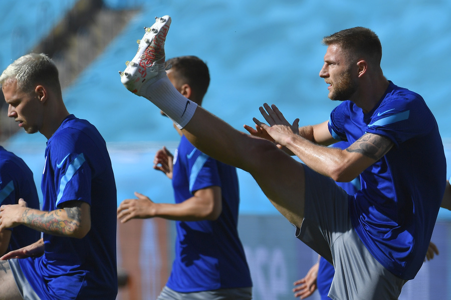 Slovenskí futbalisti počas tréningu pred zápasom so Španielskom v Seville.