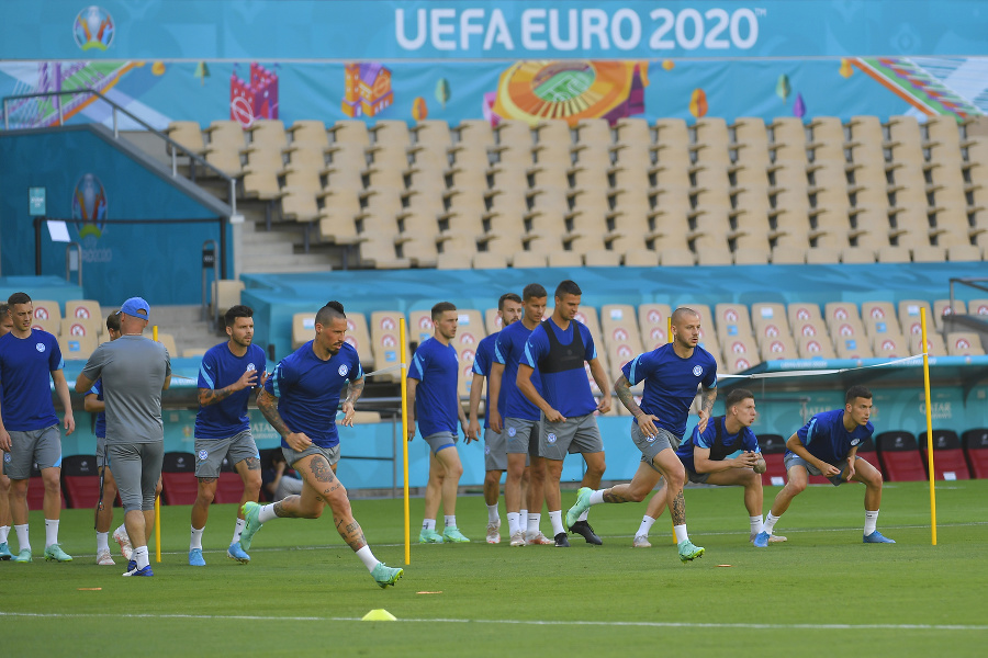 Slovenskí futbalisti počas tréningu pred zápasom so Španielskom v Seville.