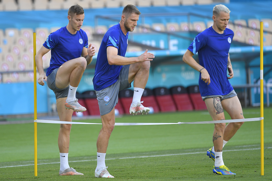 Slovenskí futbalisti počas tréningu pred zápasom so Španielskom v Seville.