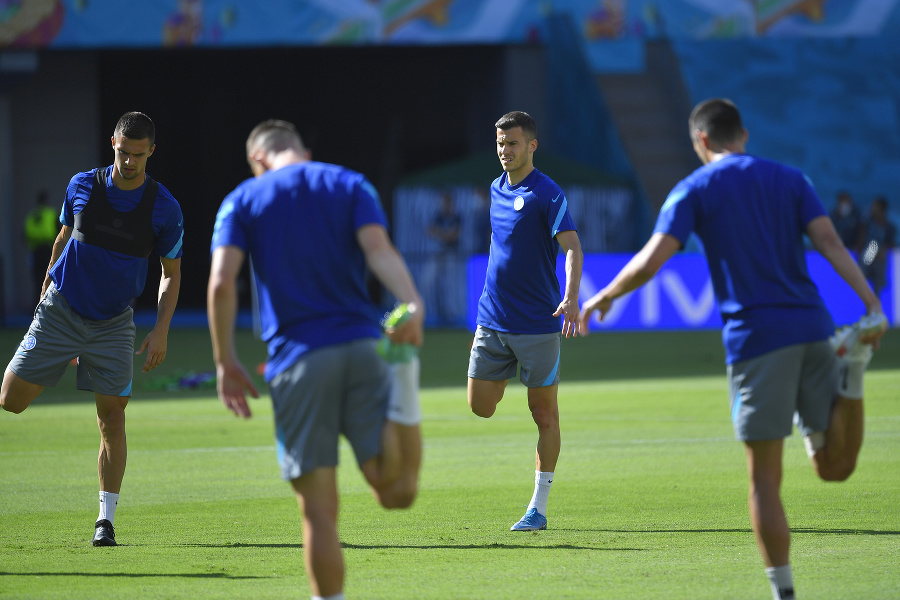 Slovenskí futbalisti počas tréningu pred zápasom so Španielskom v Seville.