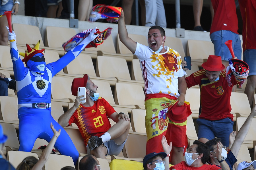 Na snímke španielski fanúšikovia povzbudzujú pred začiatkom zápasu základnej E-skupiny Slovensko - Španielsko na majstrovstvách Európy vo futbale v španielskom meste Sevilla.