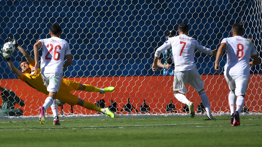 Brankár slovenskej futbalovej reprezentácie Martin Dúbravka chytá pokutový kop, ktorý nepremenil Alvaro Morata (uprostred) v zápase základnej E-skupiny Slovensko - Španielsko na majstrovstvách Európy vo futbale.