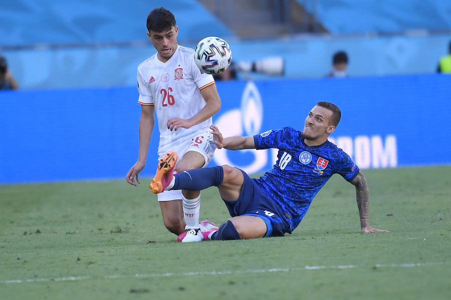 Sprava Lukáš Haraslín (Slovensko) a Pedri (Španielsko) bojujú o loptu v zápase základnej E-skupiny Slovensko - Španielsko na majstrovstvách Európy vo futbale.