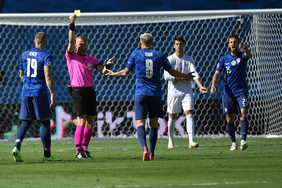 Na snímke slovenský futbalista Odrej Duda (tretí sprava) dostava žltú kartu v zápase základnej E-skupiny Slovensko - Španielsko na majstrovstvách Európy vo futbale.
