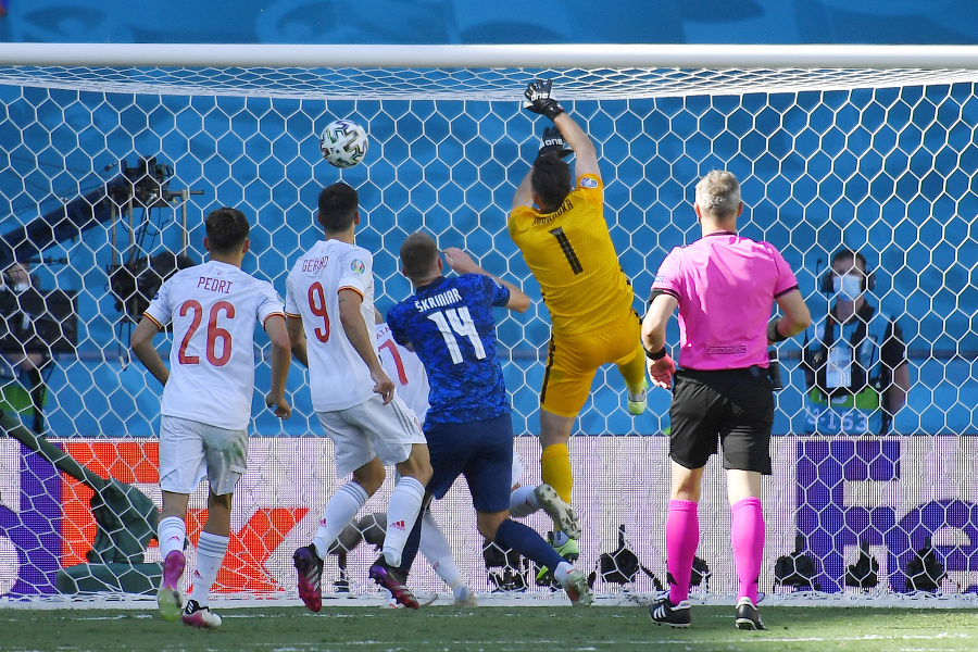 
Na snímke slovenský brankár Martin Dúbravka (druhý sprava) si dáva vlastný gól, ktorý si dal po brvne Španiela Pabla Sarabiu v zápase základnej E-skupiny Slovensko - Španielsko.