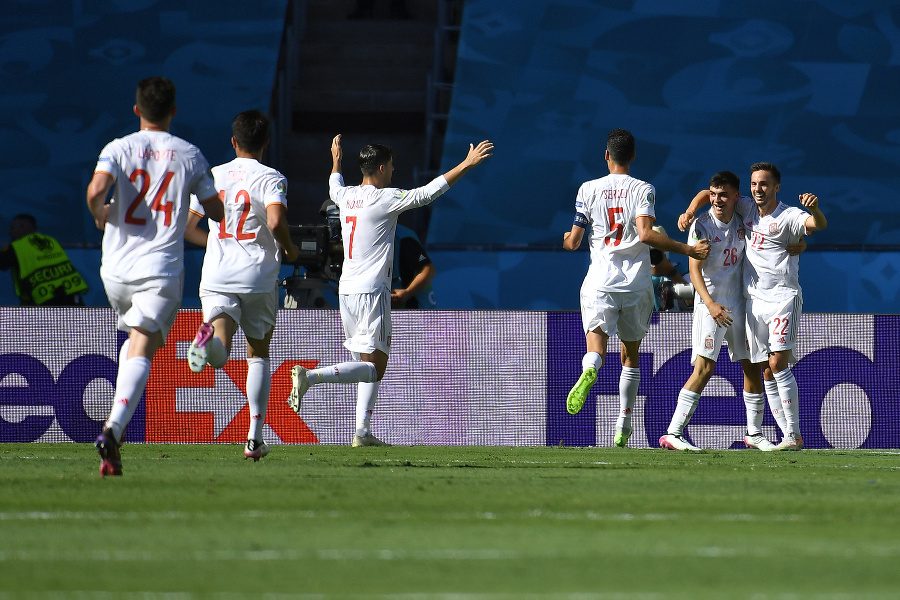 
Španielski futbalisti zľava Aymeric Laporte, Eric García, Álvaro Morata, kapitán Sergio Busquets, Pedri a Pablo Sarabia sa tešia po úvodnom góle v zápase základnej E-skupiny Slovensko - Španielsko na Eure. 