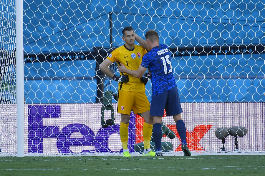 Na snímke slovenský futbalista Tomáš Hubočan (vpravo) utešuje brankára Martina Dúbravku po vlastnom góle, ktorý si dal po brvne Španiela Pabla Sarabiu v zápase základnej E-skupiny Slovensko - Španielsko.