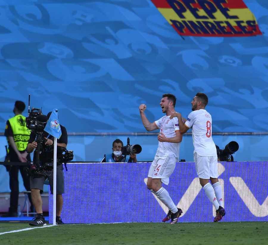 Španielski futbalisti zľava Aymeric Laporte a Koke sa tešia po góle na 2:0 v zápase základnej E-skupiny Slovensko - Španielsko.