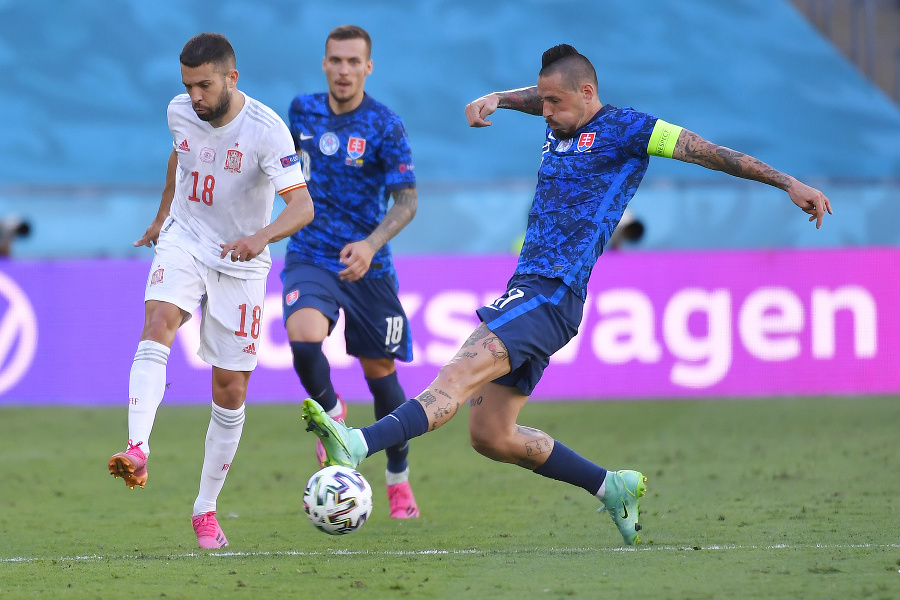 Na snímke sprava kapitán Marek Hamšík, Lukáš Haraslín (obaja Slovensko) a Jordi Alba (Španielsko) bojujú o loptu v zápase základnej E-skupiny Slovensko - Španielsko.