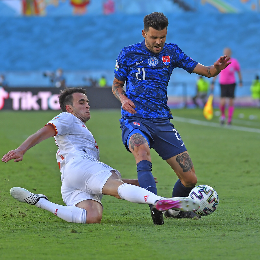 Na snímke sprava Michal Ďuriš (Slovensko) a Eric García (Španielsko) bojujú o loptu v zápase základnej E-skupiny Slovensko - Španielsko na majstrovstvách Európy vo futbale.