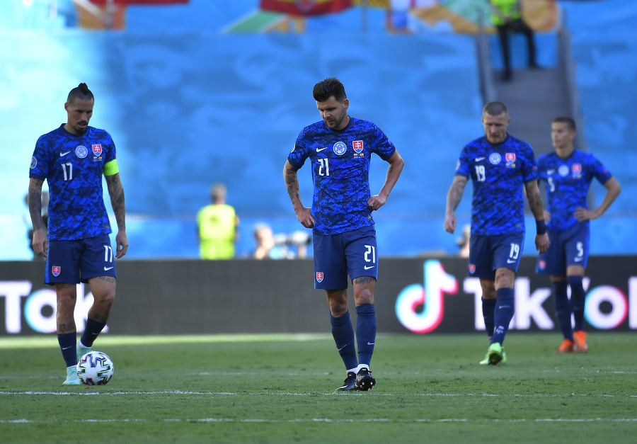 Slovenskí futbaloví reprezentanti zľava