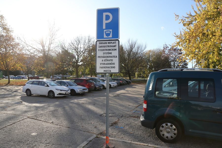 Regulované
parkovanie sa má
v plnom rozsahu
spustiť 1.10. 2021.