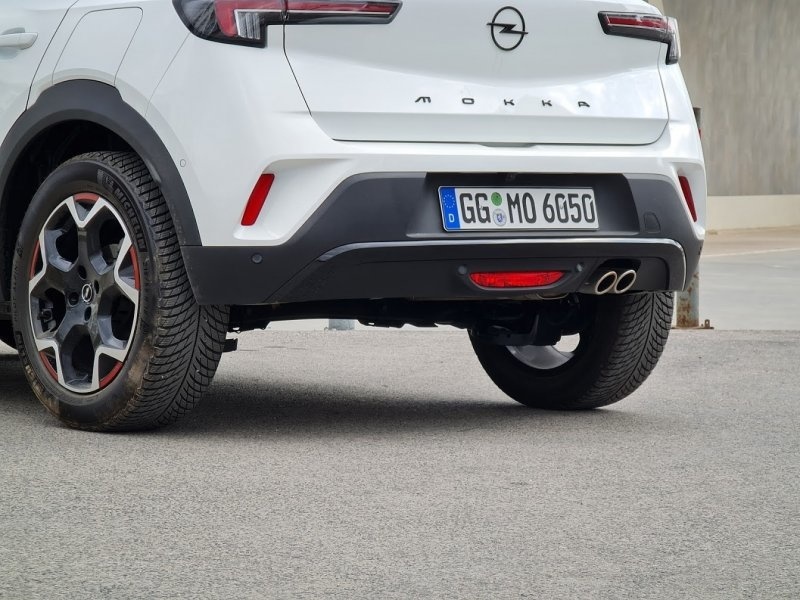 Krátky zadný previs a vysoká svetlá výška podvozka sú ideálna kombinácia na bezproblémové parkovanie na vyvýšených miestach. Opel Mokka v redakčnom teste AUTOVINY.SK