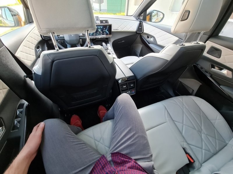 Veľkorysý vnútorný priestor na zadných sedadlách v DS7 Crossback
