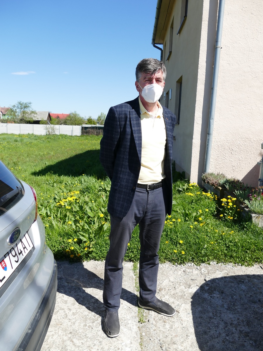 Daniel Lorinc z Kladzian hovorí, že ľudia teraz robia 32 hodín týždenne, aby dostali sociálku 60€.