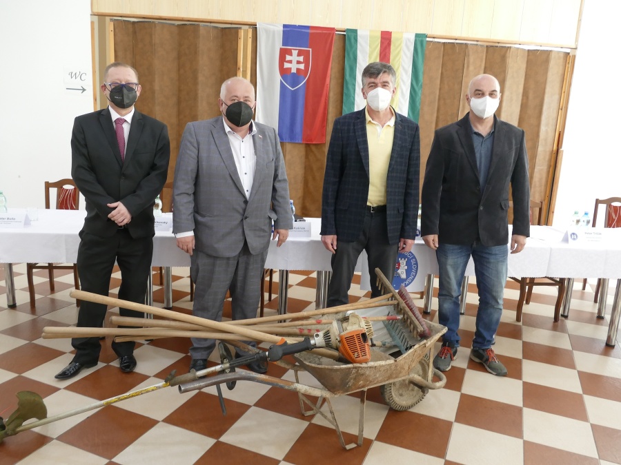 Štát starostom znemožnil zamestnať ľudí bez roboty.