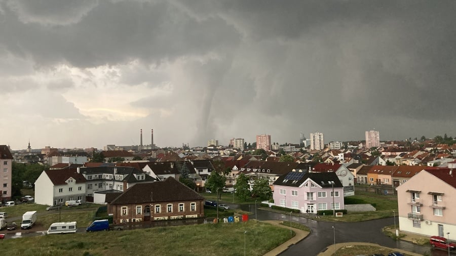 Tornado Hodonín / Bouřky v Česku: Tornádo na Hodonínsku a velké kroupy ... / Zniszczenia po przejściu są ogromne.