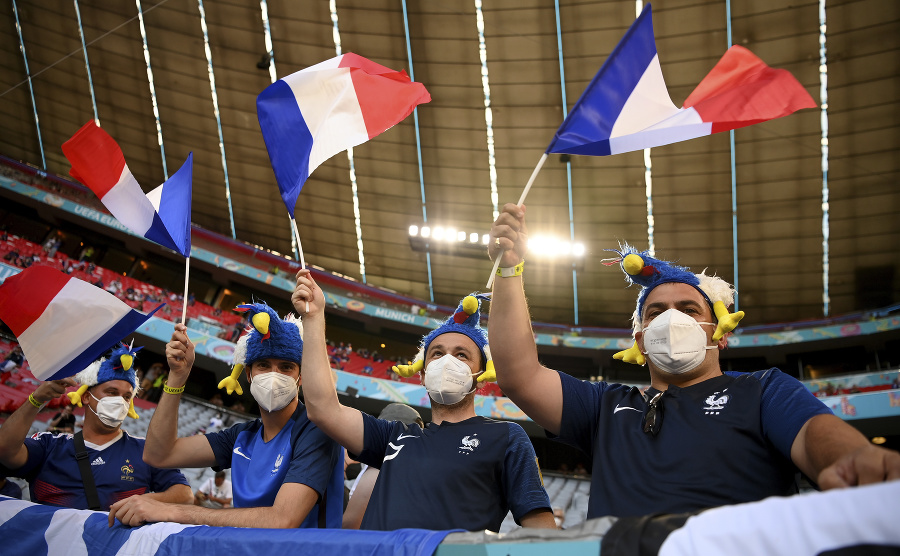 Francúzski fanúšikovia mávajú vlajkami