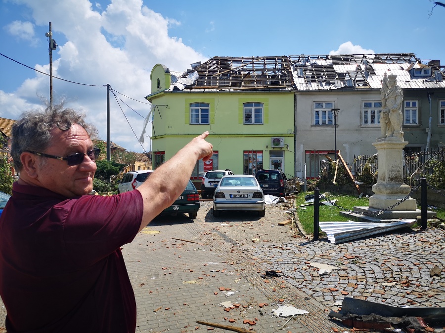 František ukazuje na
zničené strechy
