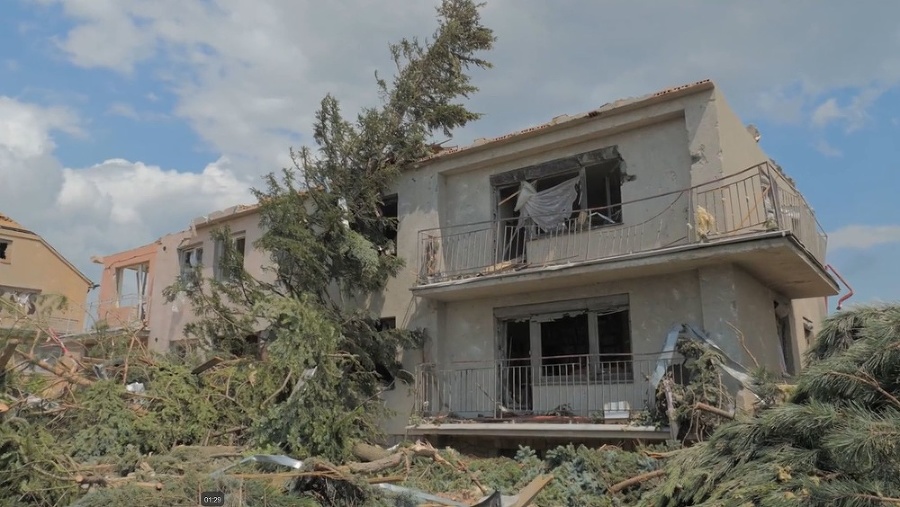 ROZBITÉ OKNÁ:
Sfúknutý strom
zničil nielen