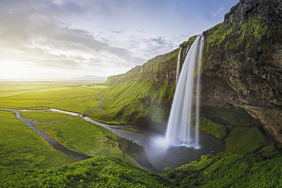 ISLAND: Vodopád Seljalandsfoss.