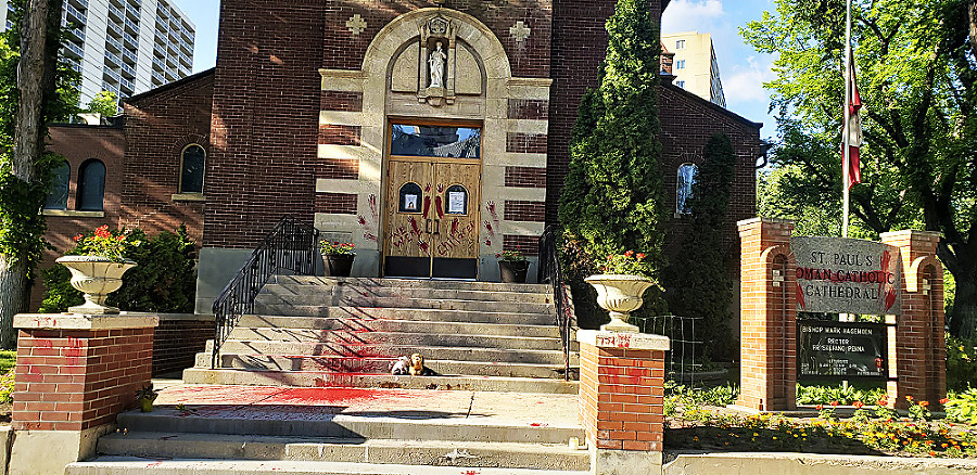 Krvavočervený nápis
na kostole Saskatoon
Catholic