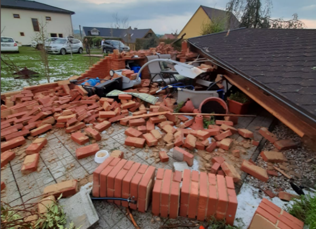 Búrka poškodila obec Stebno