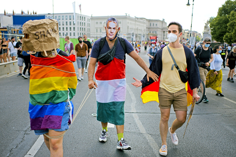 Demonštrant s maskou Orbána na nedávnom proteste v Berlíne.