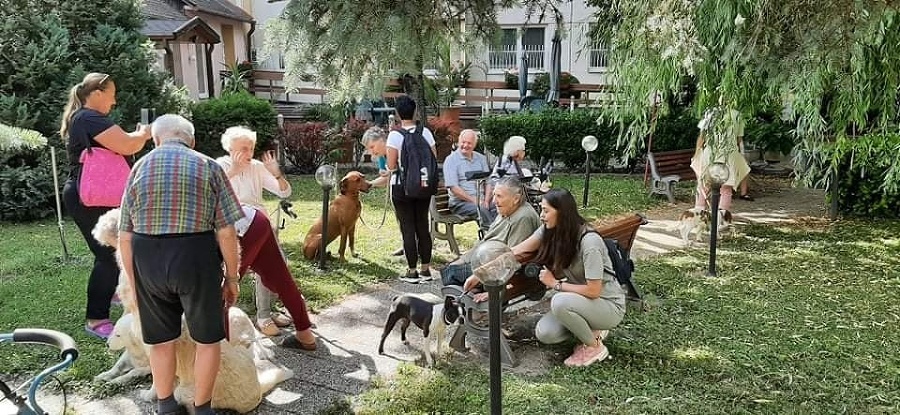 Seniori pri návšteve psíkov