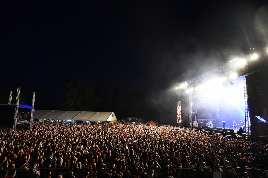 Diváci počas koncertu kapely Kabát na 15. ročníku festivalu Topfest (ilustračné foto).