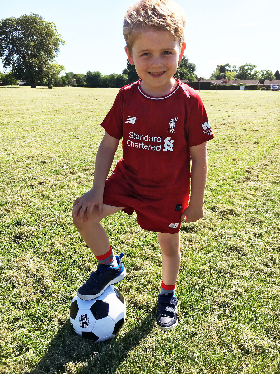 Malý Archie zbožňuje futbal.