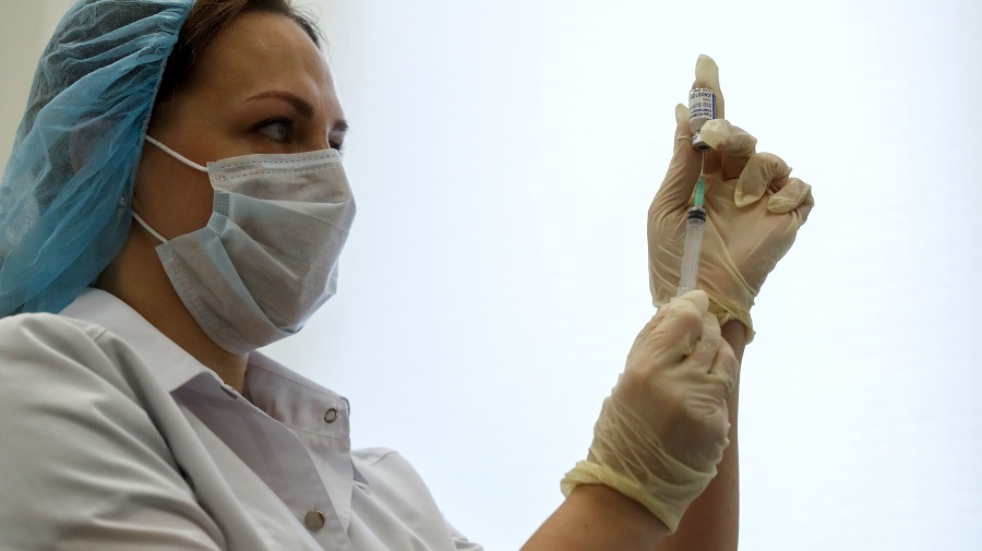 Zdravotníčka počas prípravy vakcíny