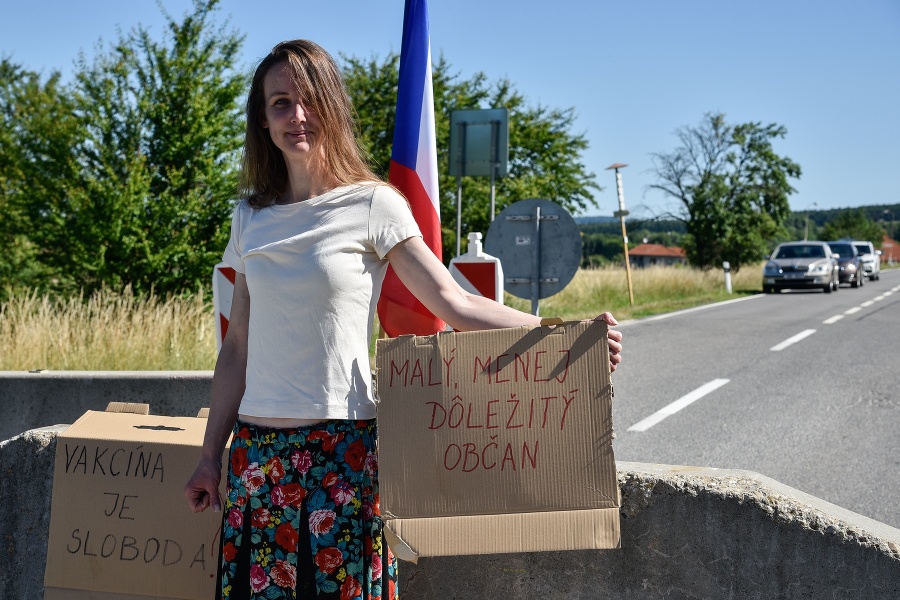 Občianka protestuje proti uzavretiu