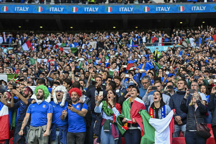 Talianski fanúšikovia skandujú v