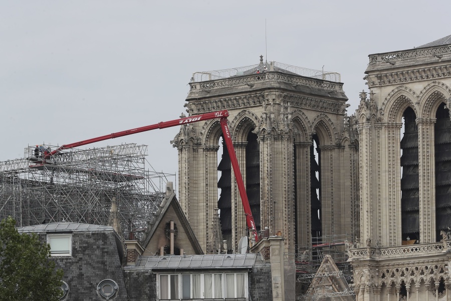Pracovníci začali odstraňovať lešenie poškodené požiarom z katedrály Notre Dame v Paríži 8. júna 2020. 