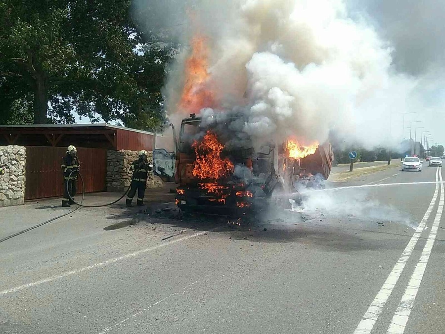Hasiči likvidujú požiar vozidla