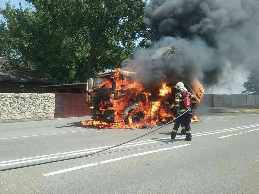Hasiči likvidujú požiar vozidla